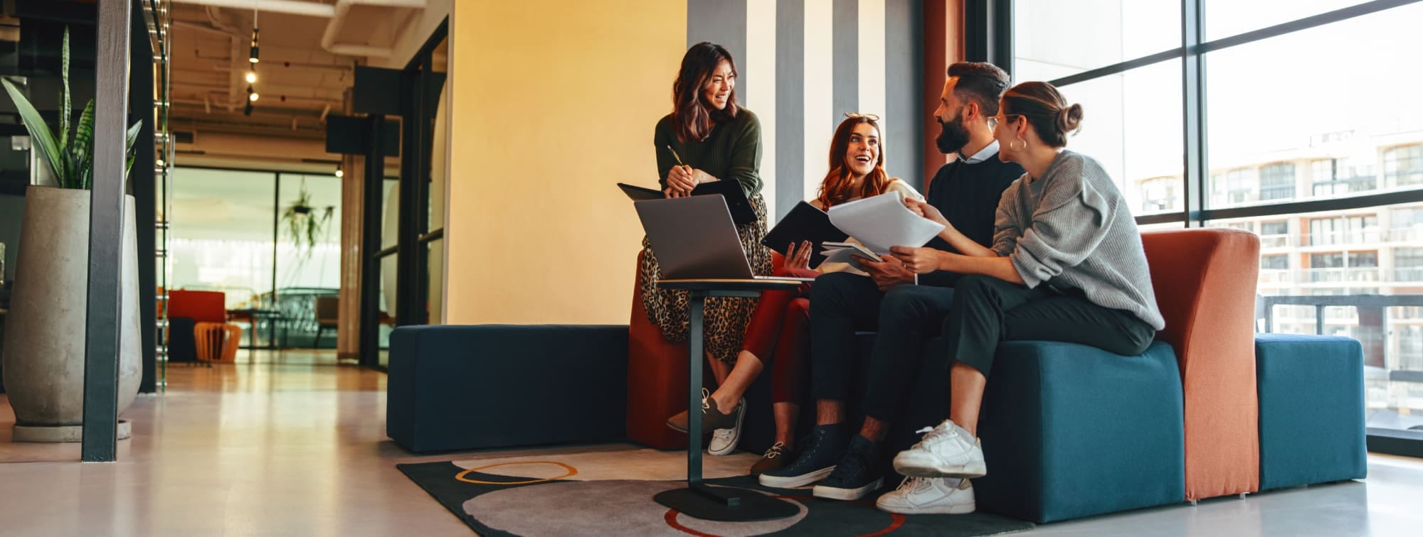 Team bei der Zusammenarbeit im Berliner Office