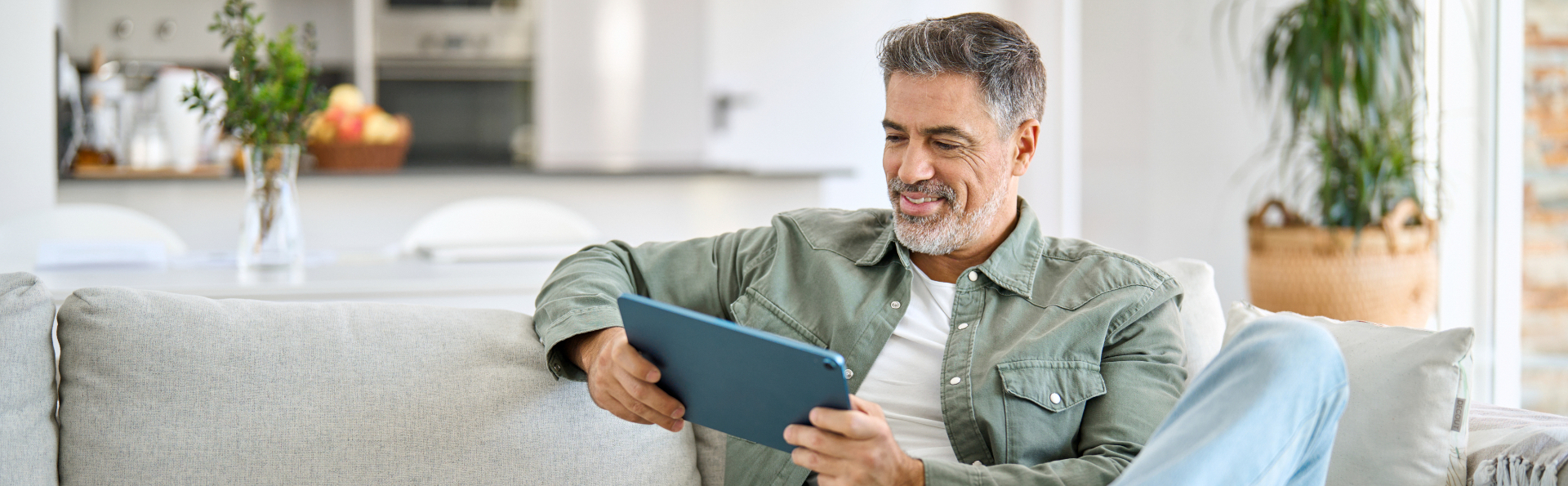 Person liest Presseartikel auf Tablet